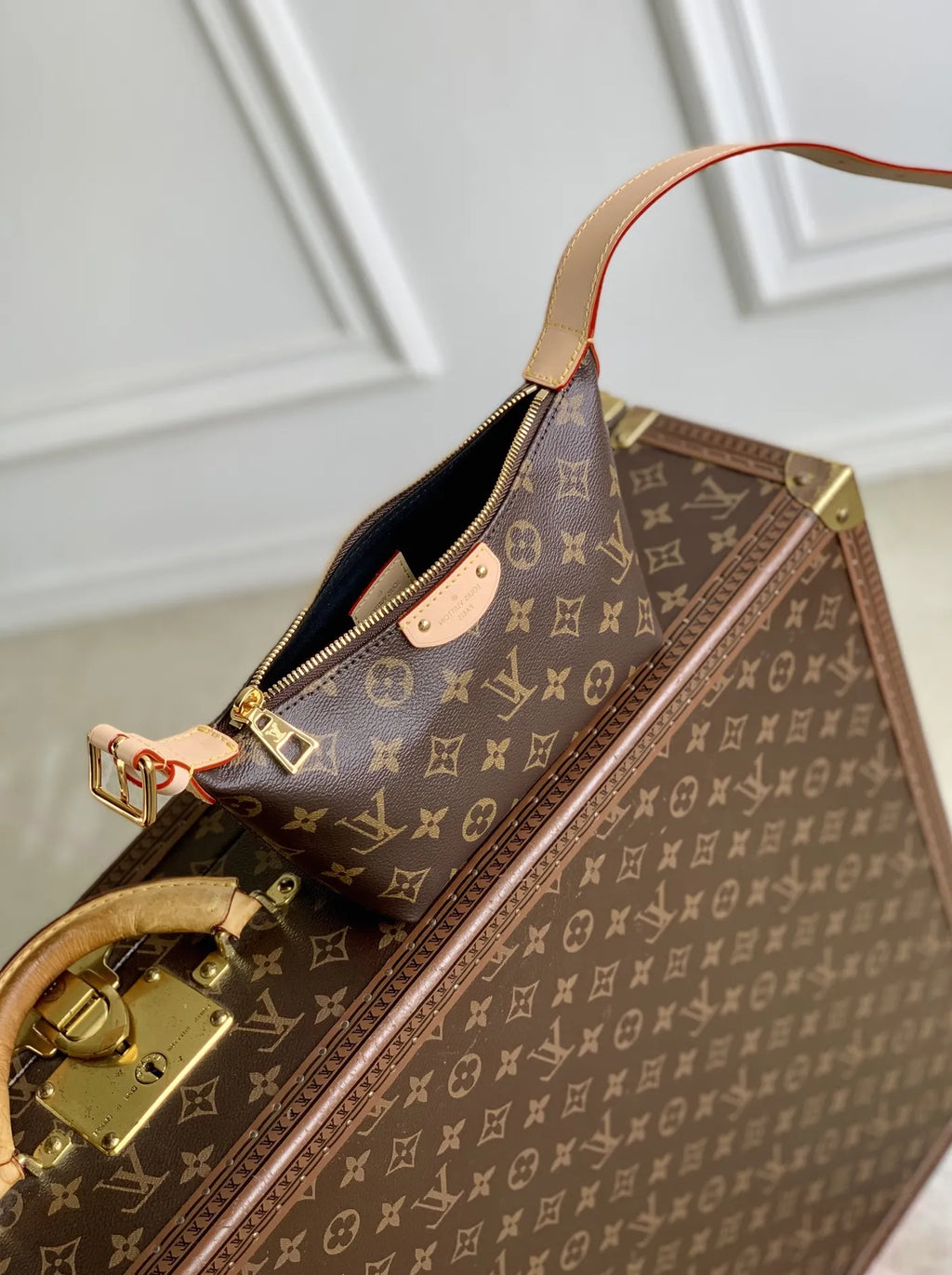 Louis Vuitton Hills Pochette Bag M27509 Monogram canvas