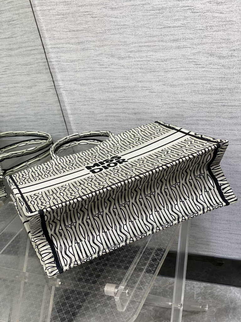 Large Dior Book Tote M1286 Beige Miss Dior Allover Embroidery