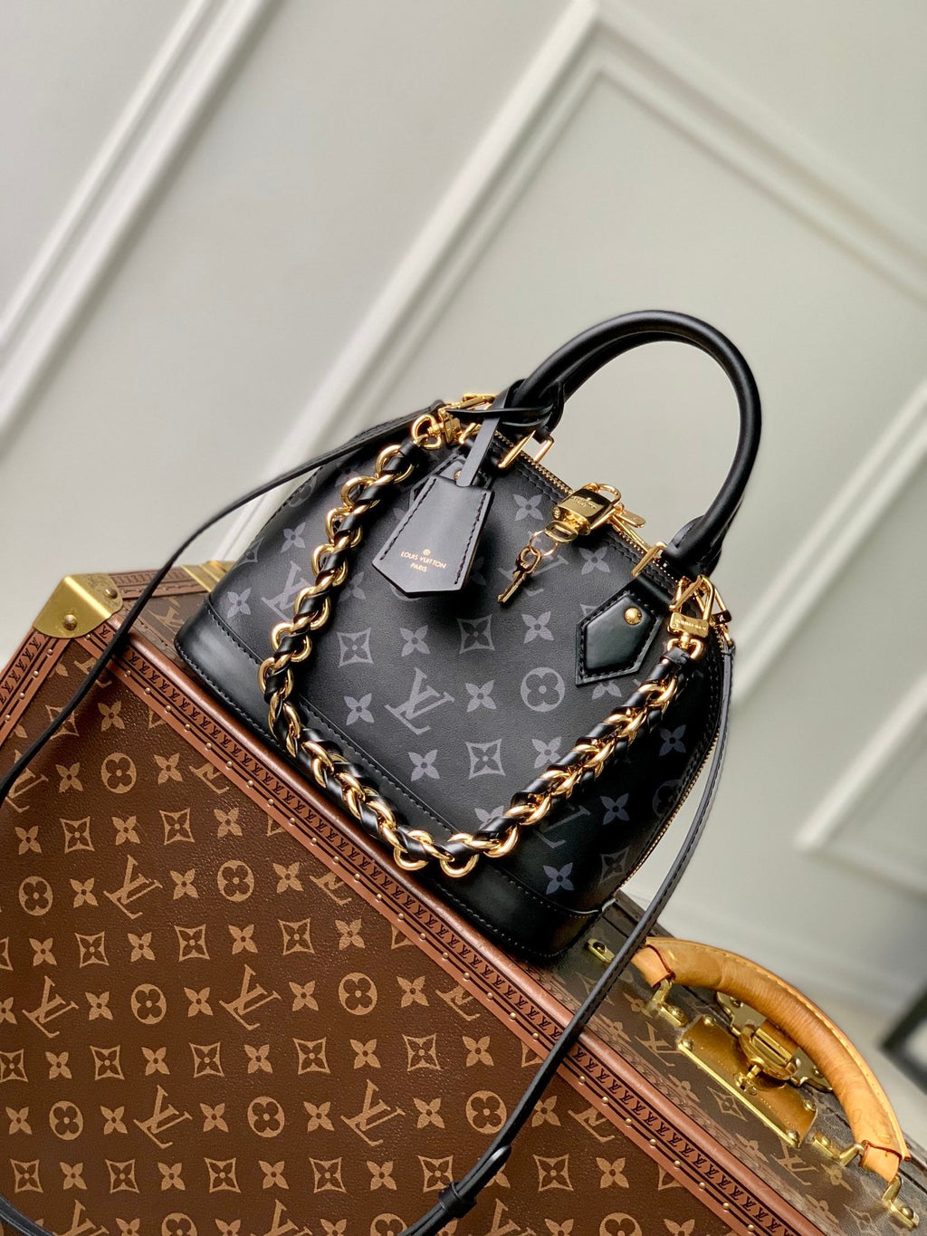 Louis Vuitton Alma BB M12561 Black Calfskin leather Gold Hardware