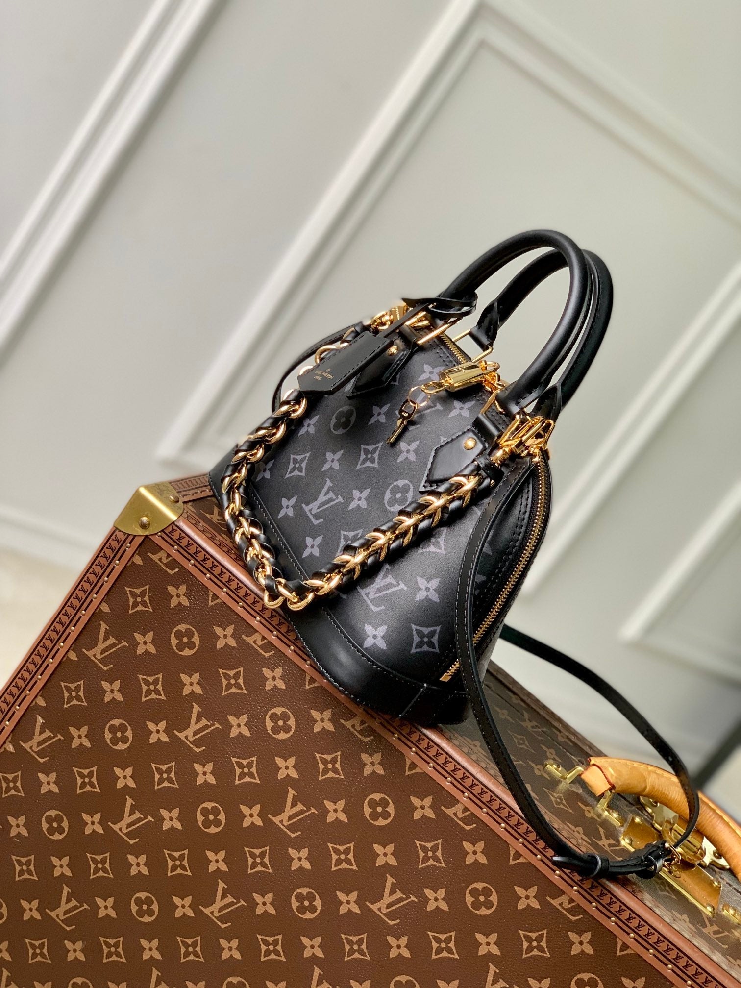 Louis Vuitton Alma BB M12561 Black Calfskin leather Gold Hardware