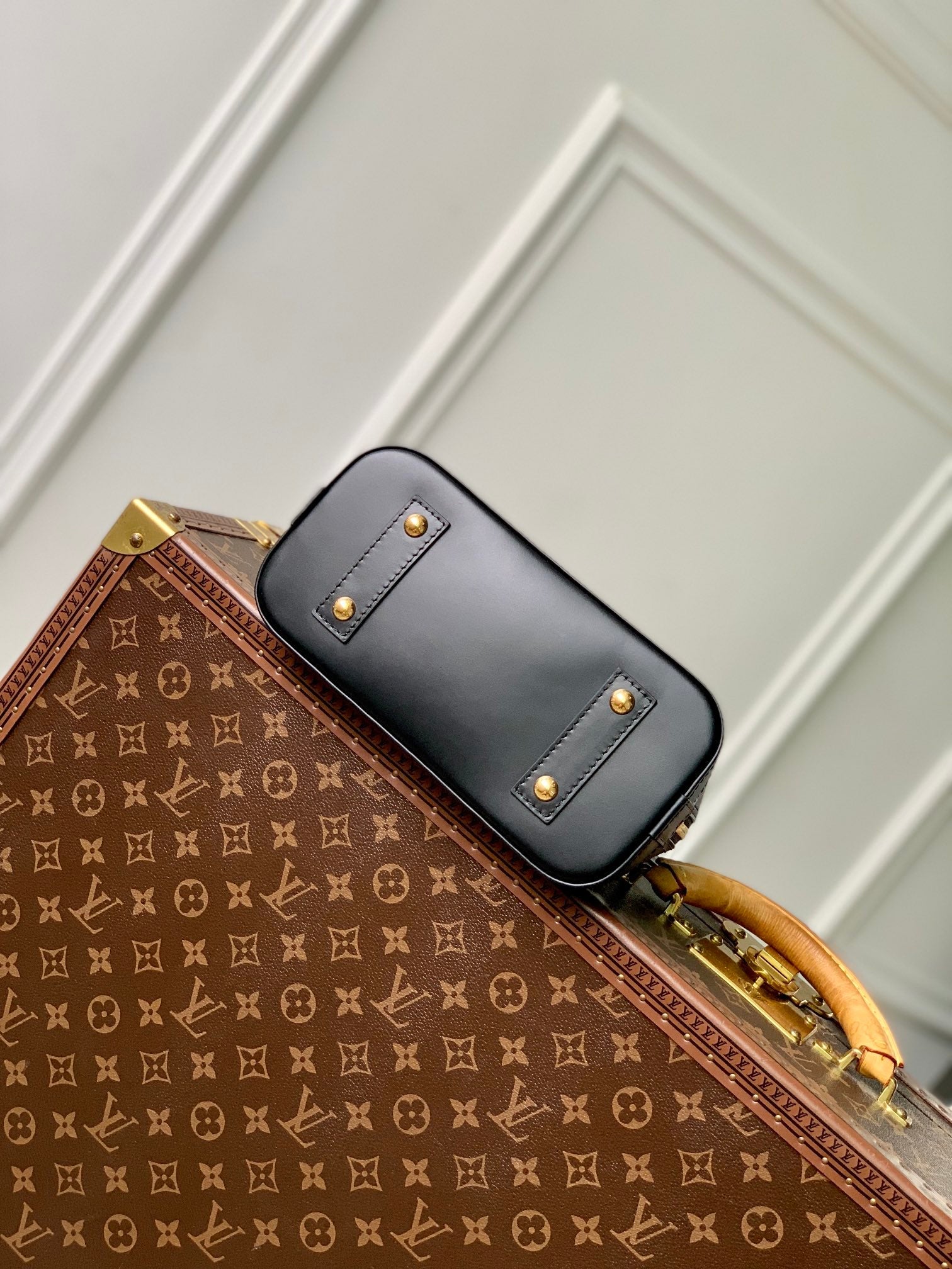 Louis Vuitton Alma BB M12561 Black Calfskin leather Gold Hardware