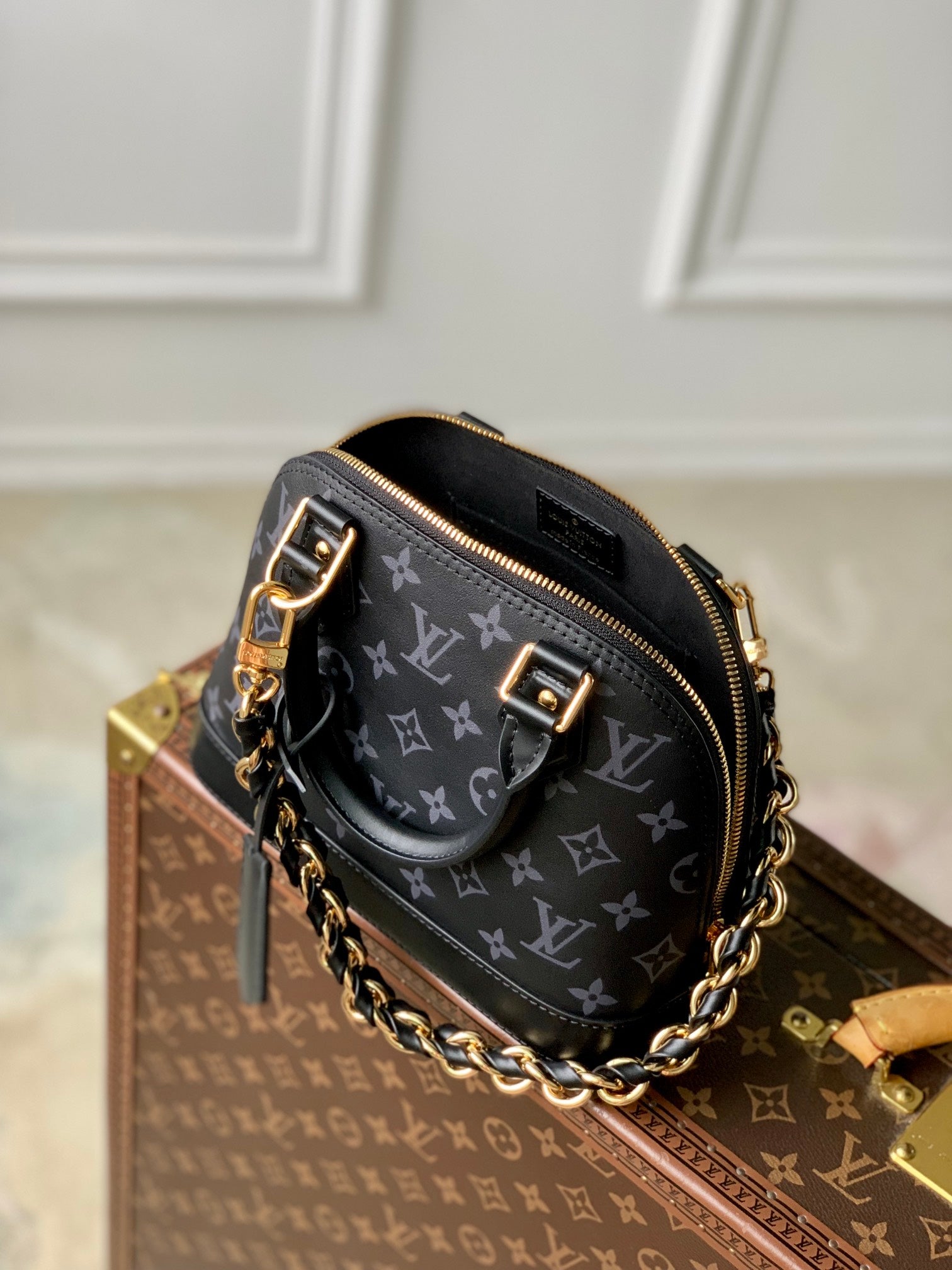 Louis Vuitton Alma BB M12561 Black Calfskin leather Gold Hardware