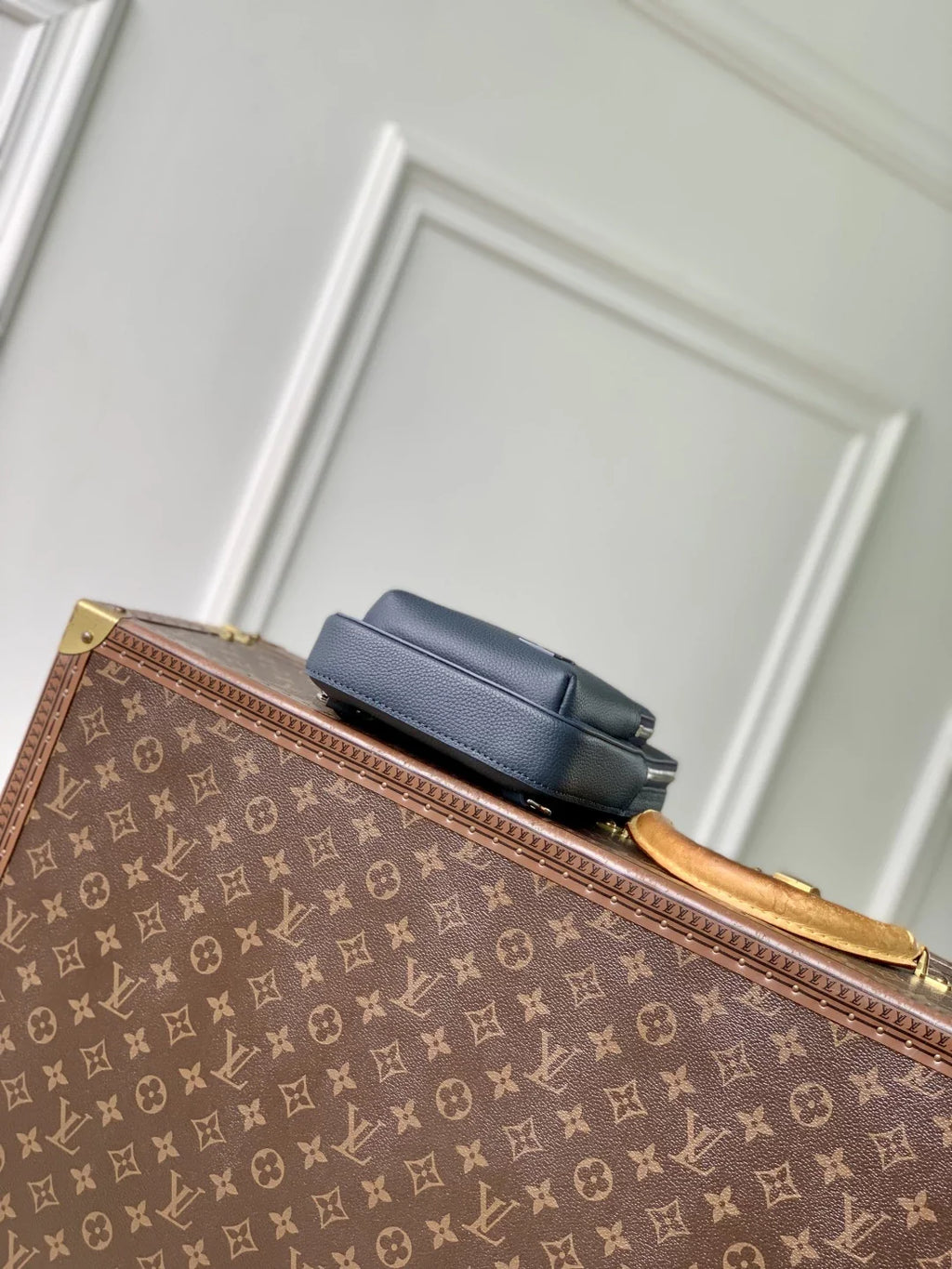 Louis Vuitton Avenue Slingbag Bag M30863 Blue Leather - Default Title - View 4