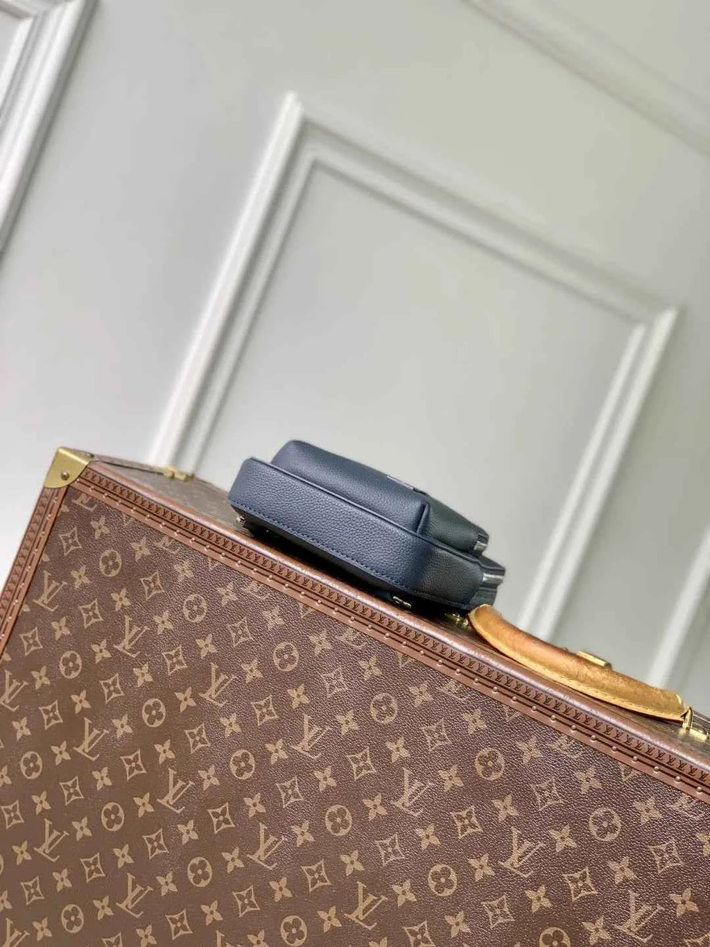 Louis Vuitton Avenue Slingbag PM Bag M15269 Blue calfskin