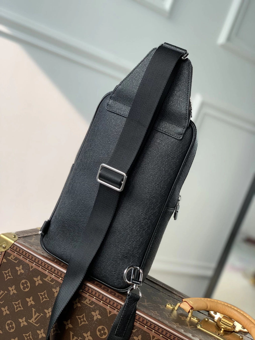 Louis Vuitton Avenue Slingbag Bag M30863 Black Leather - Default Title - View 2