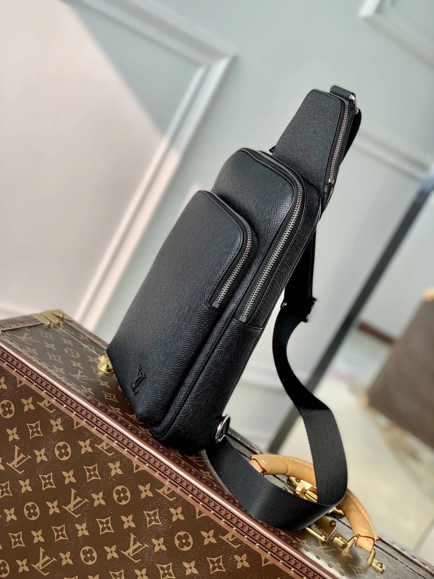 Louis Vuitton Avenue Slingbag Bag M30863 Black Leather
