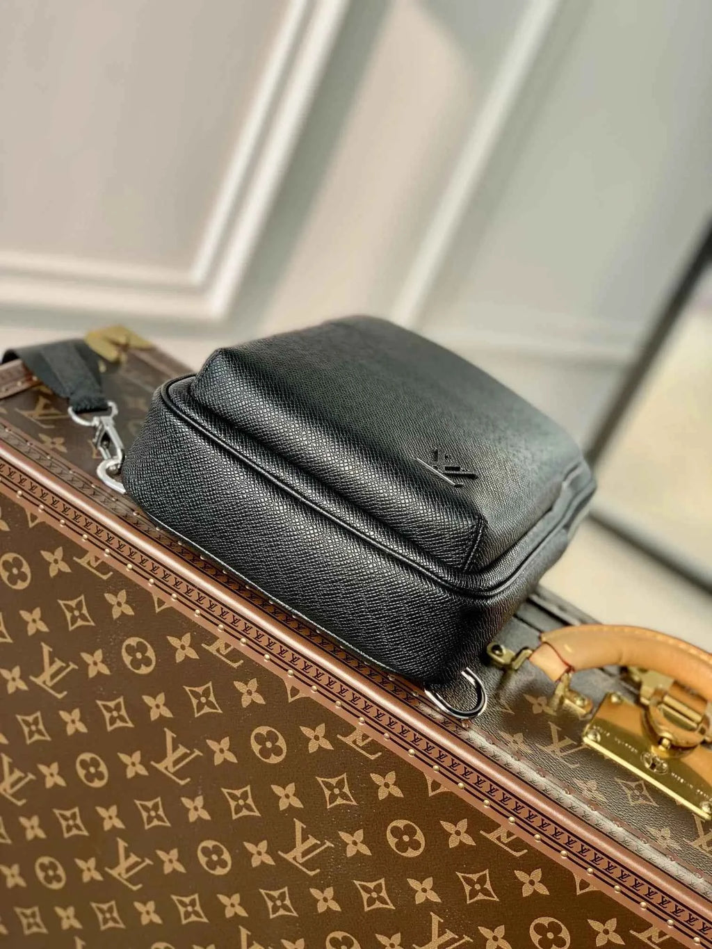 Louis Vuitton Avenue Slingbag Bag M30863 Black Leather