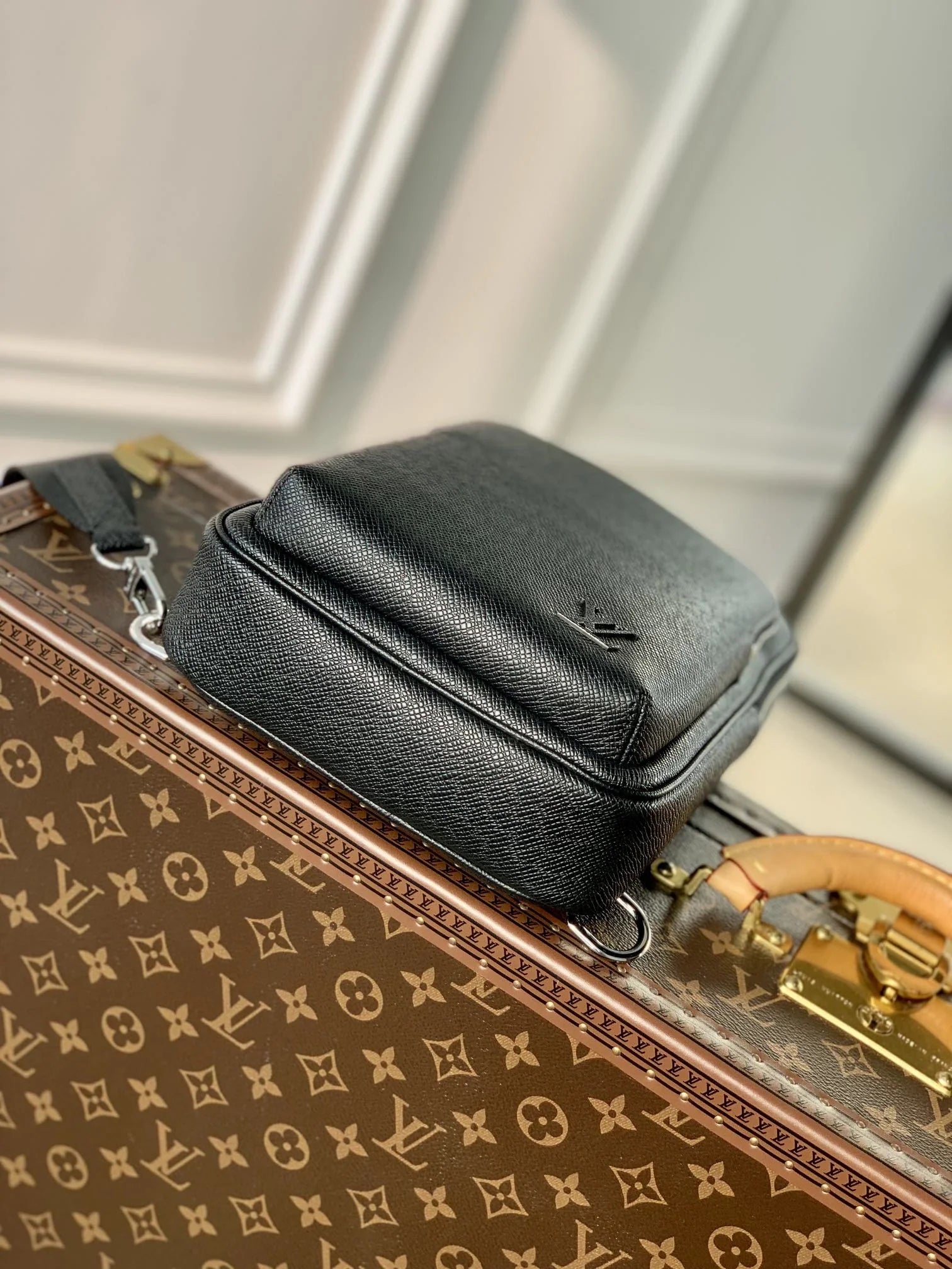 Louis Vuitton Avenue Slingbag Bag M30863 Black Leather