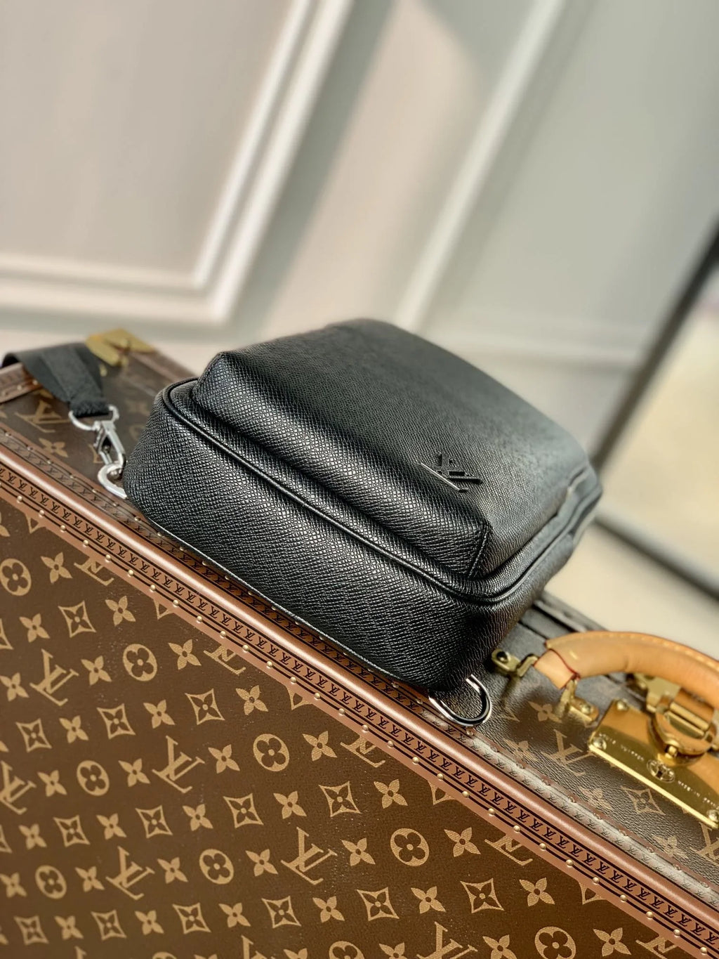 Louis Vuitton Avenue Slingbag Bag M30863 Black Leather - Default Title - View 4