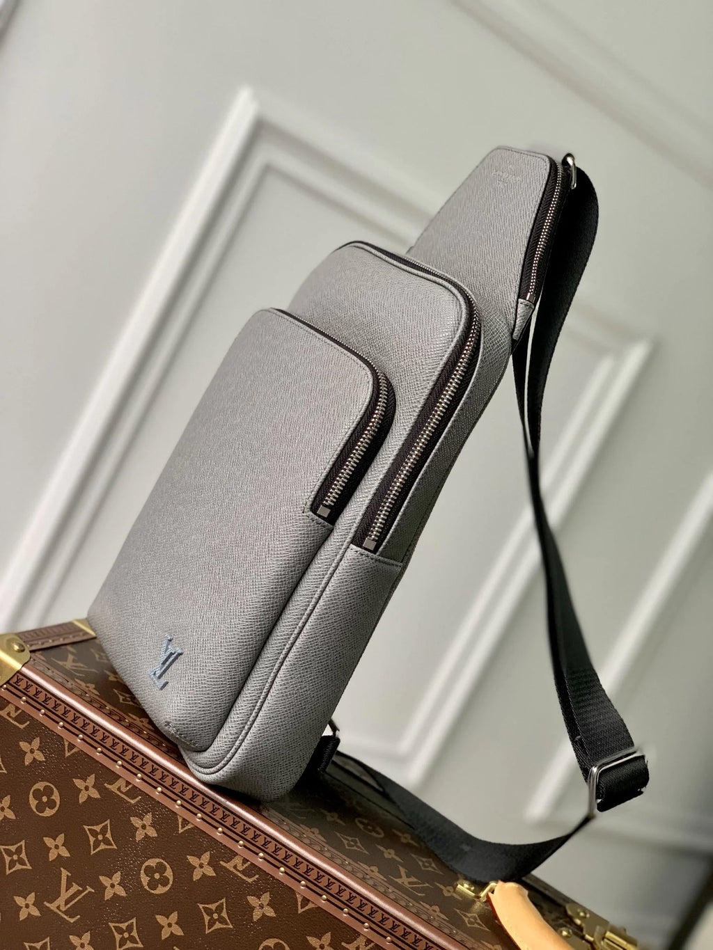 Louis Vuitton Avenue Slingbag Bag M30863 Gray Leather - Default Title - View 2