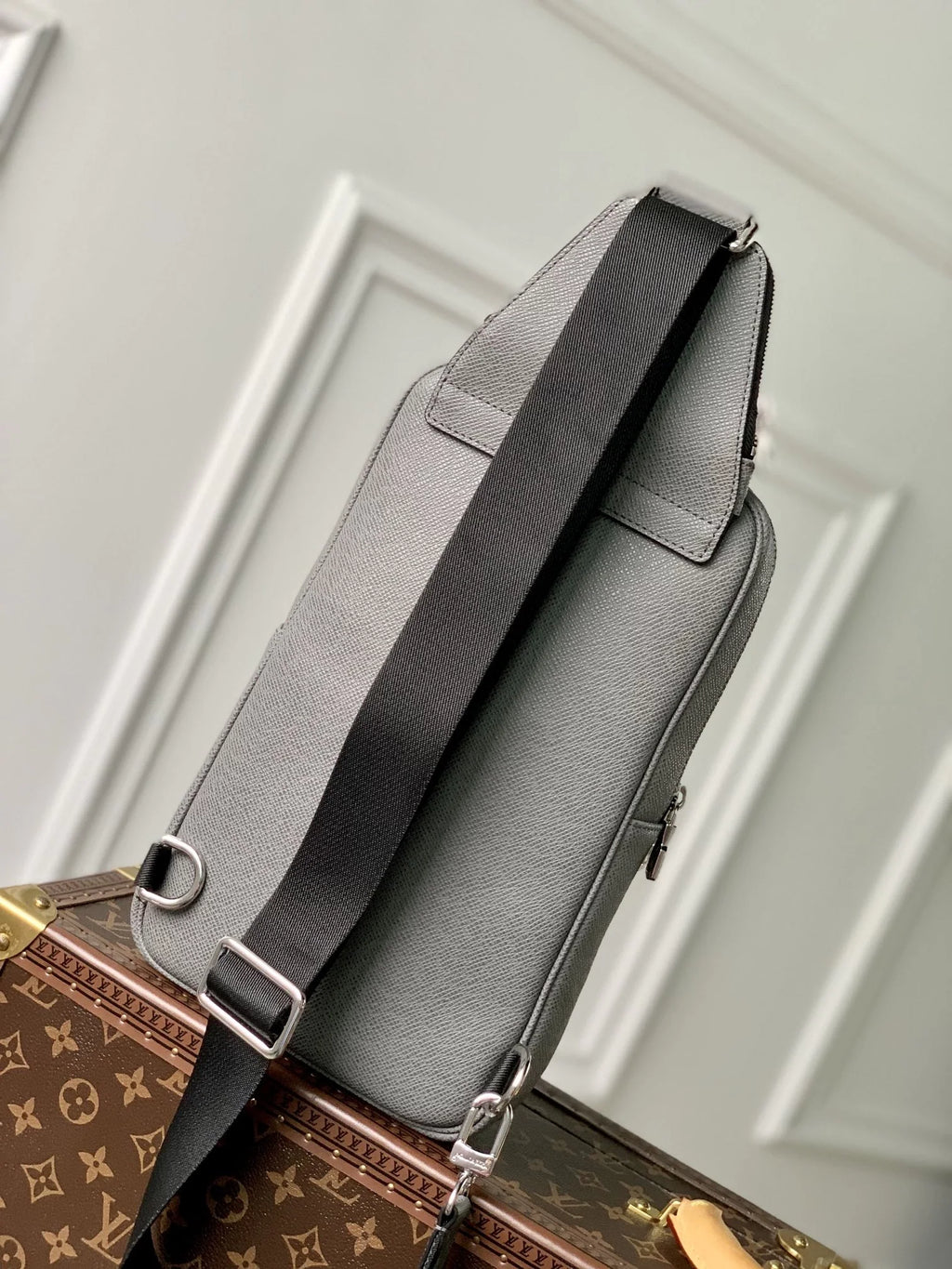 Louis Vuitton Avenue Slingbag Bag M30863 Gray Leather - Default Title - View 3