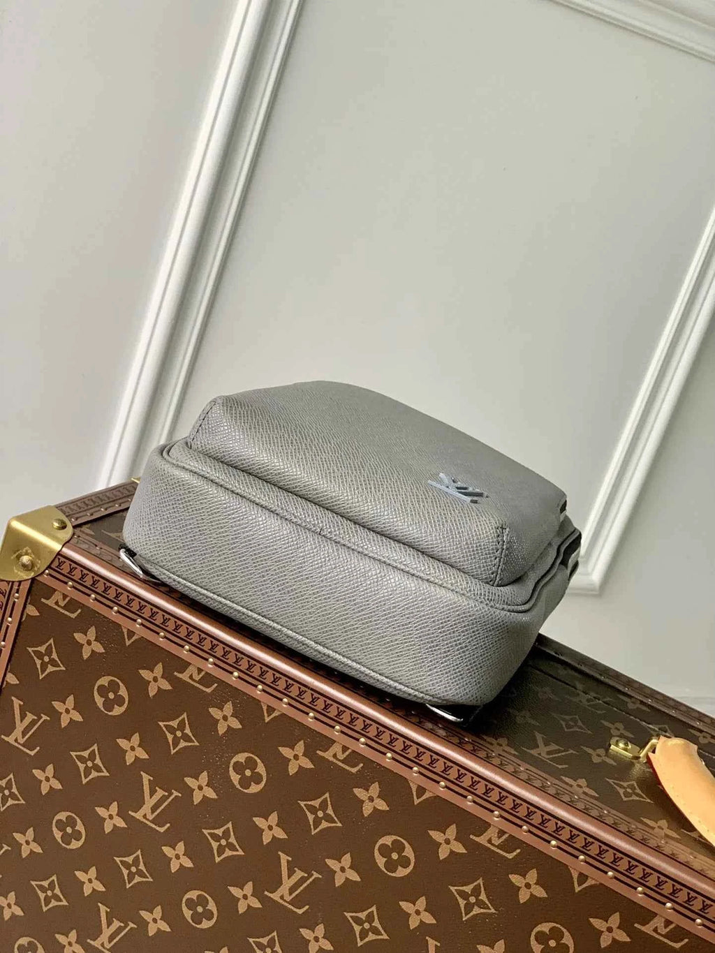 Louis Vuitton Avenue Slingbag Bag M30863 Gray Leather