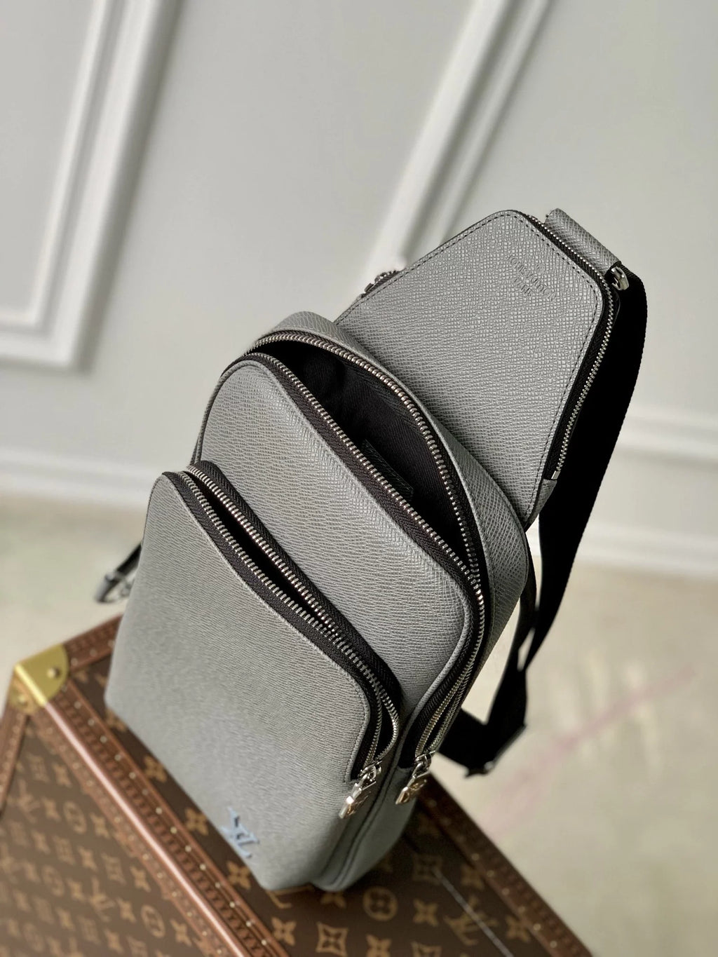 Louis Vuitton Avenue Slingbag Bag M30863 Gray Leather