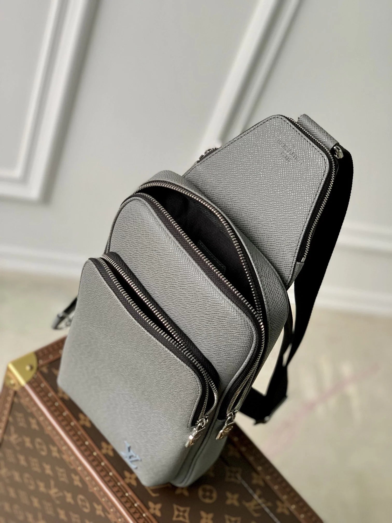 Louis Vuitton Avenue Slingbag Bag M30863 Gray Leather