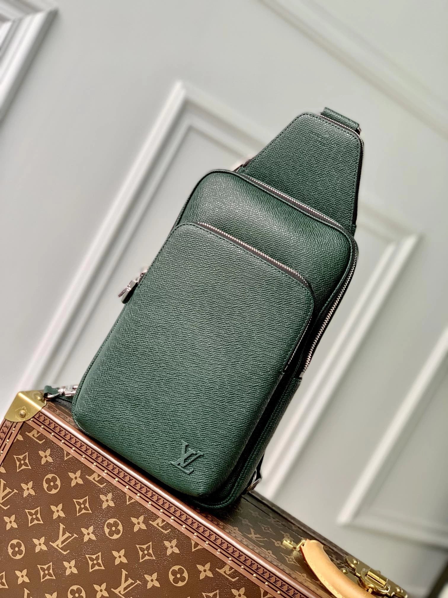 Louis Vuitton Avenue Slingbag Bag M30863 Green Leather