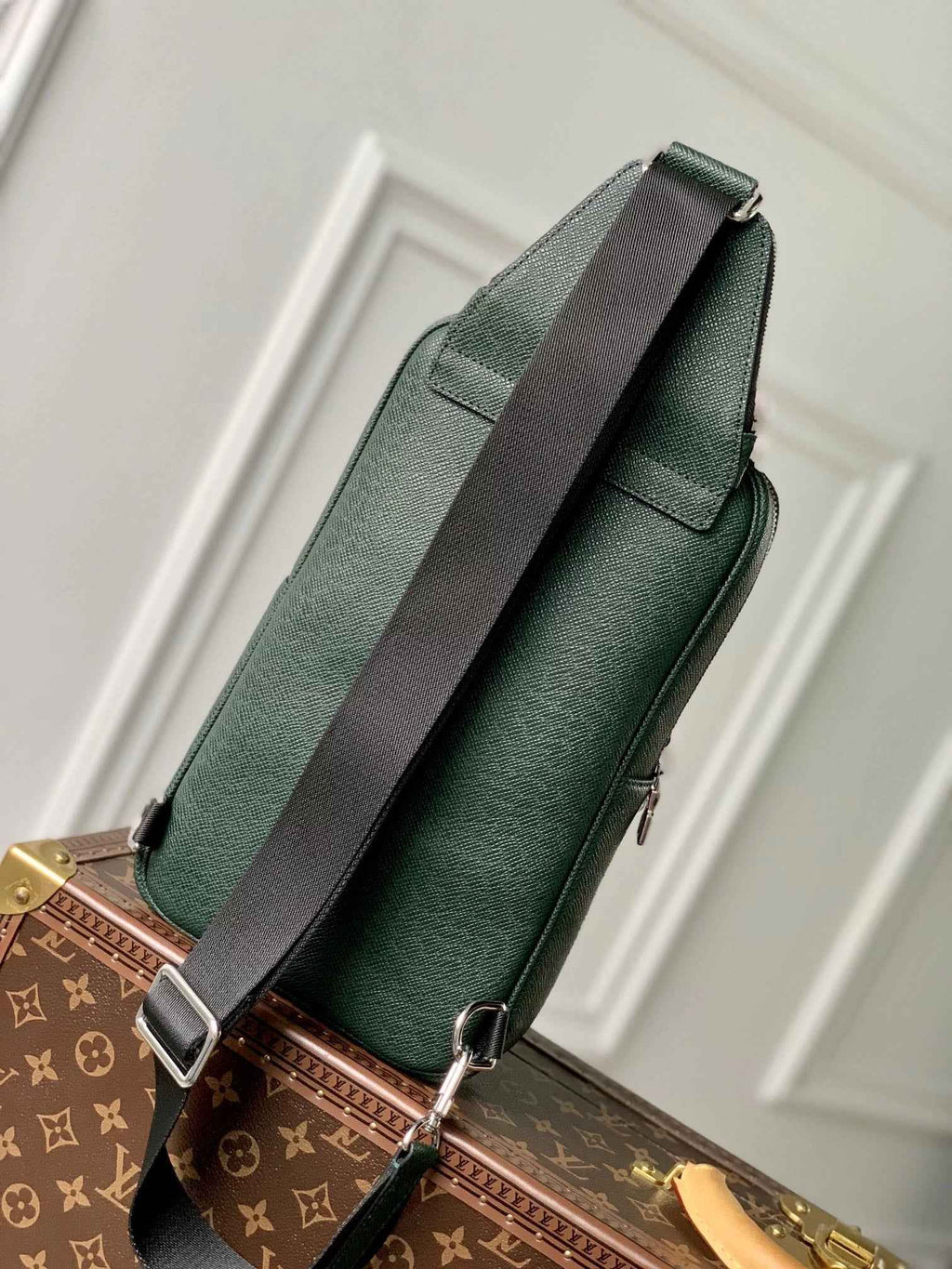 Louis Vuitton Avenue Slingbag Bag M30863 Green Leather