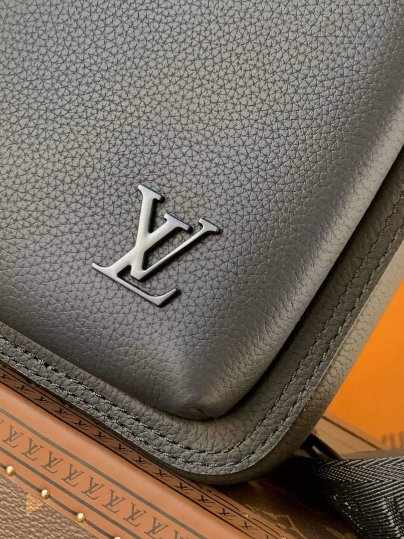 Louis Vuitton Avenue Slingbag PM Bag M15255 Black calfskin - Default Title - View 6