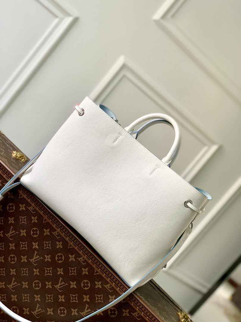 Louis Vuitton Bella Tote M11733