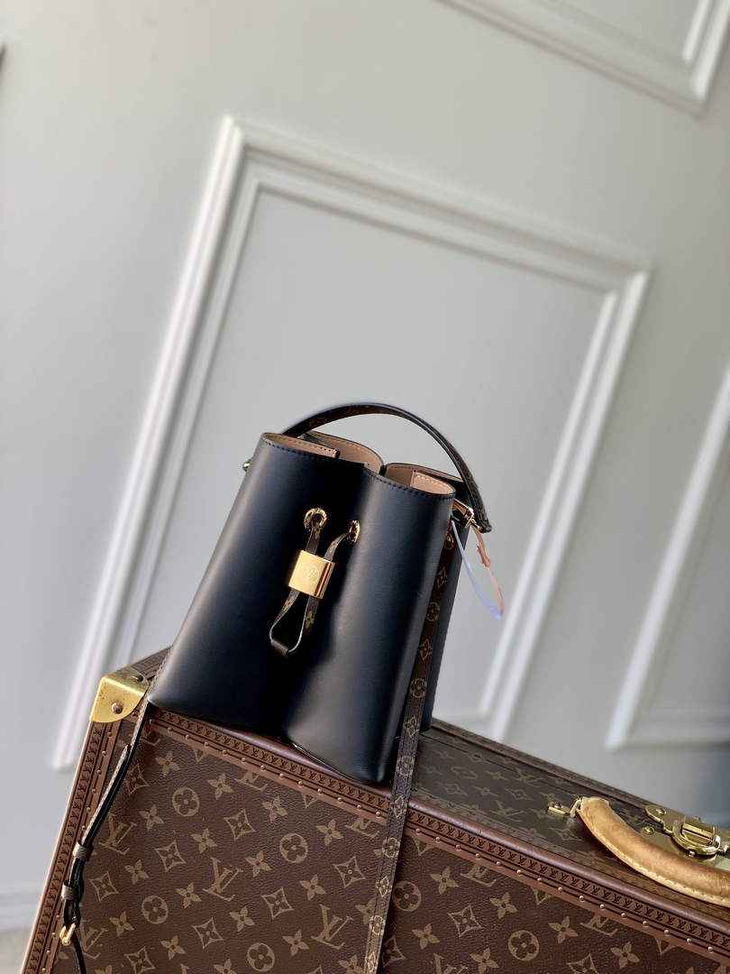 Louis Vuitton Bloom PM M13843 Black Leather Shoulder Bag