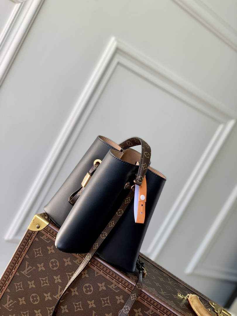 Louis Vuitton Bloom PM M13843 Black Leather Shoulder Bag