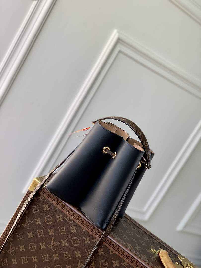 Louis Vuitton Bloom PM M13843 Black Leather Shoulder Bag