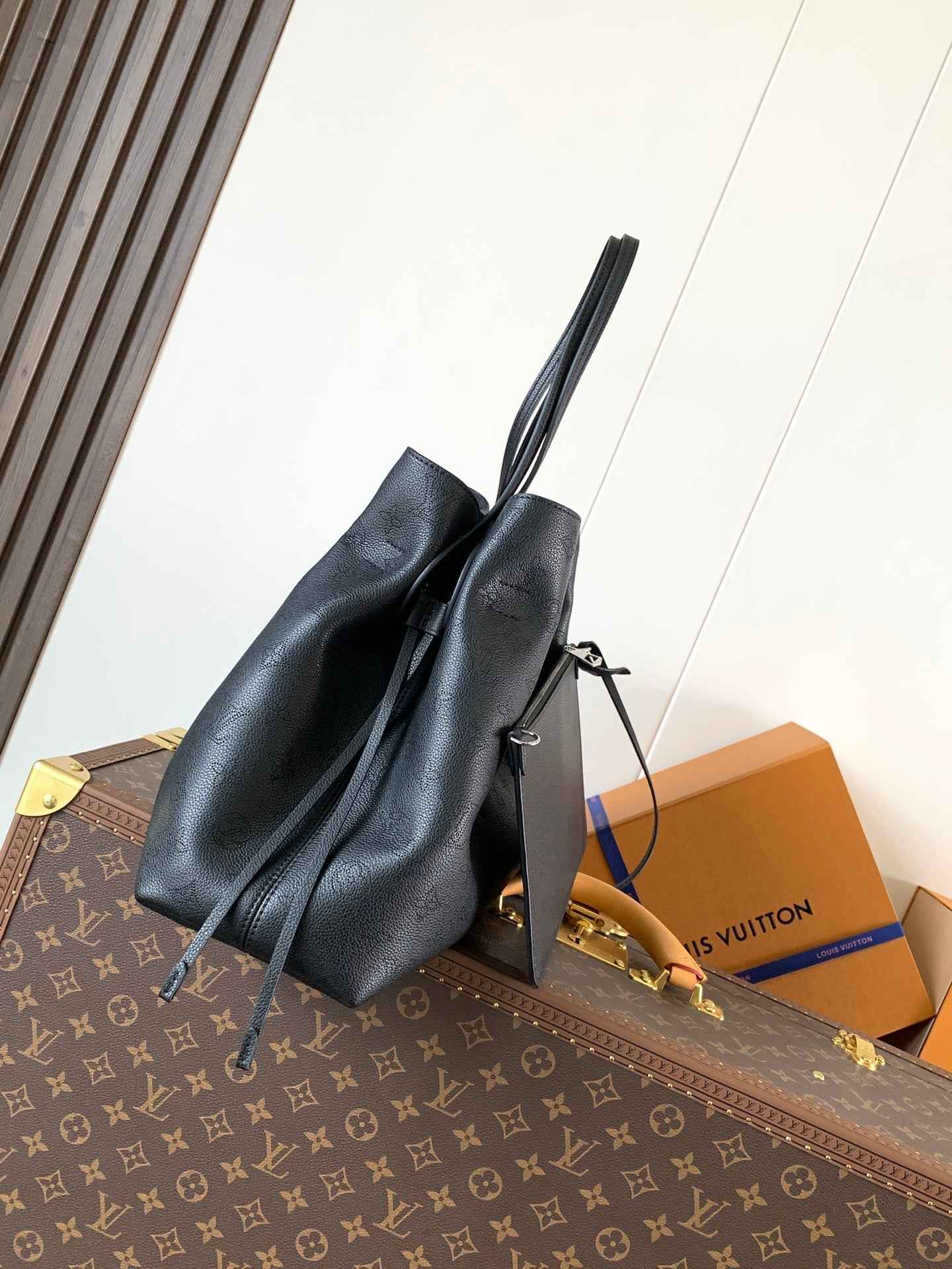 Louis Vuitton Boundless Shoulder Bag M13179 - Black Mahina Leather