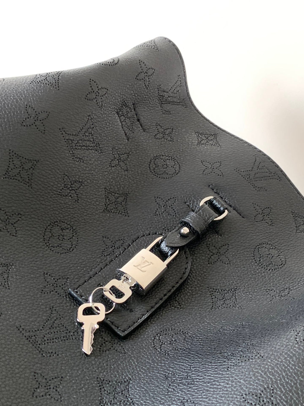 Louis Vuitton Boundless Shoulder Bag M13179 - Black Mahina Leather