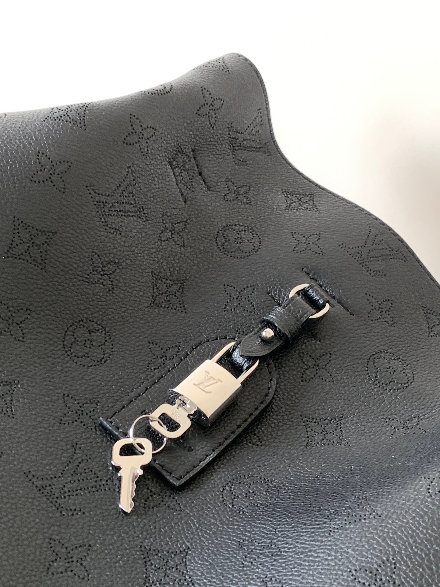 Louis Vuitton Boundless Shoulder Bag M13179 - Black Mahina Leather