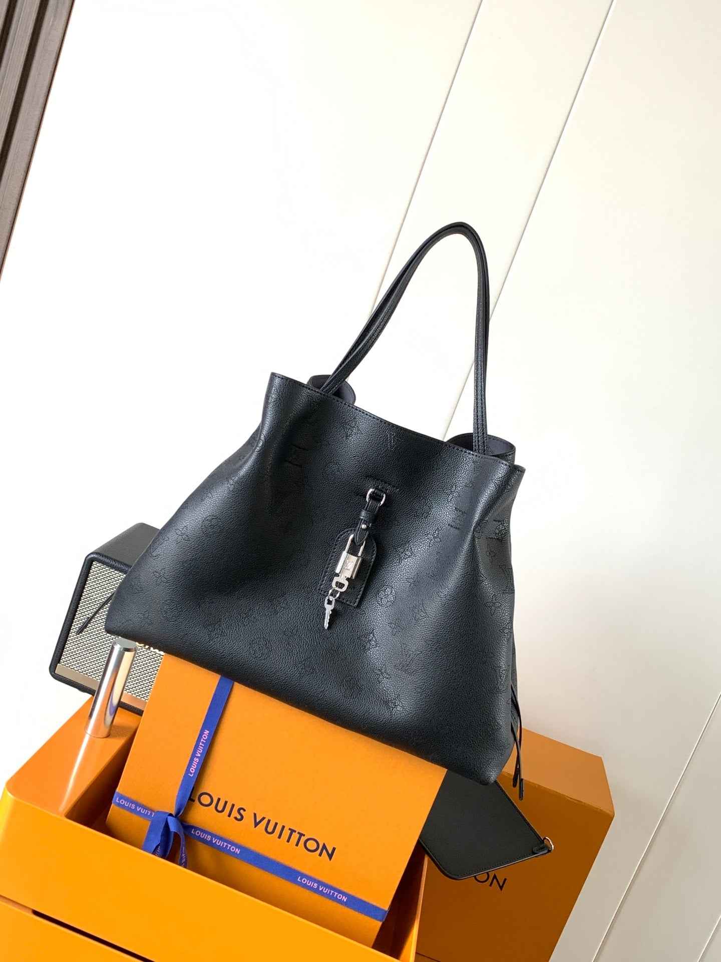 Louis Vuitton Boundless Shoulder Bag M13179 - Black Mahina Leather