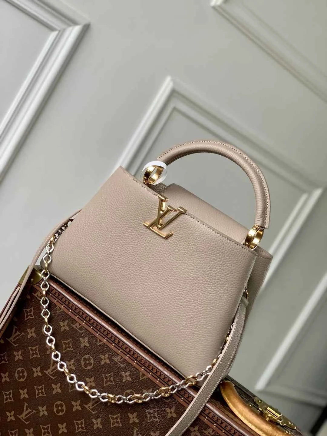 Louis Vuitton Capucines MM Bag, M12935 Taurillon leather
