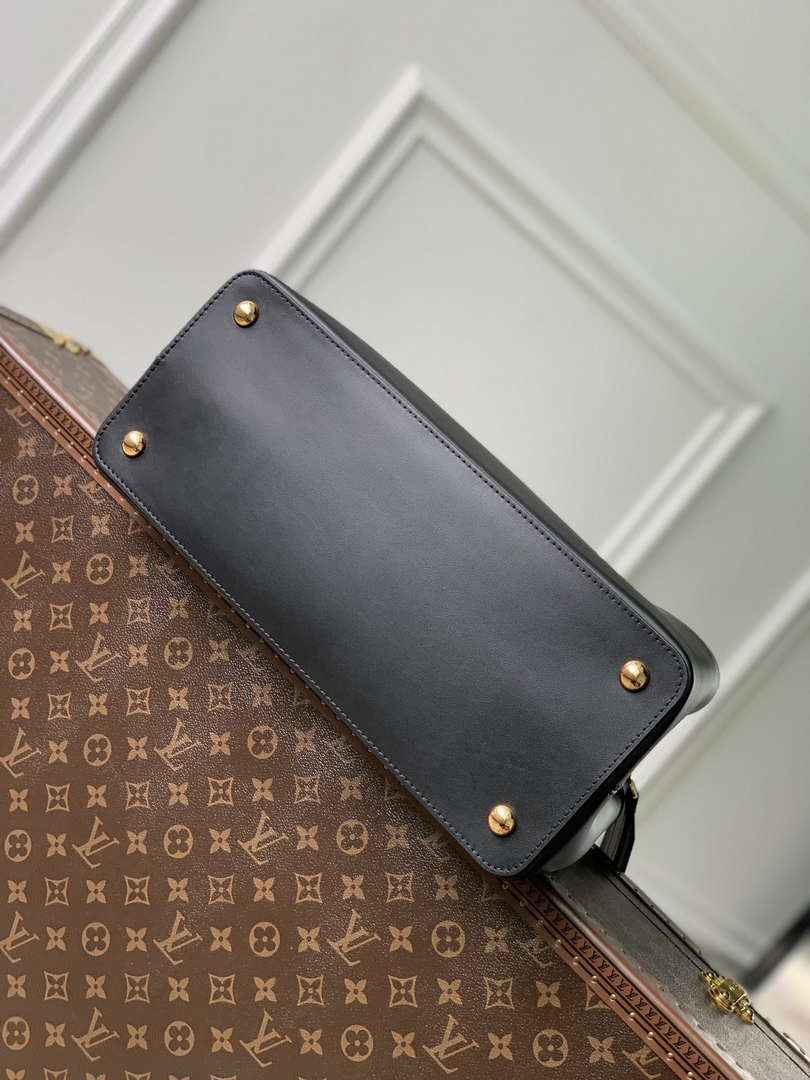 Louis Vuitton Capucines GM Souple M24607 Black
