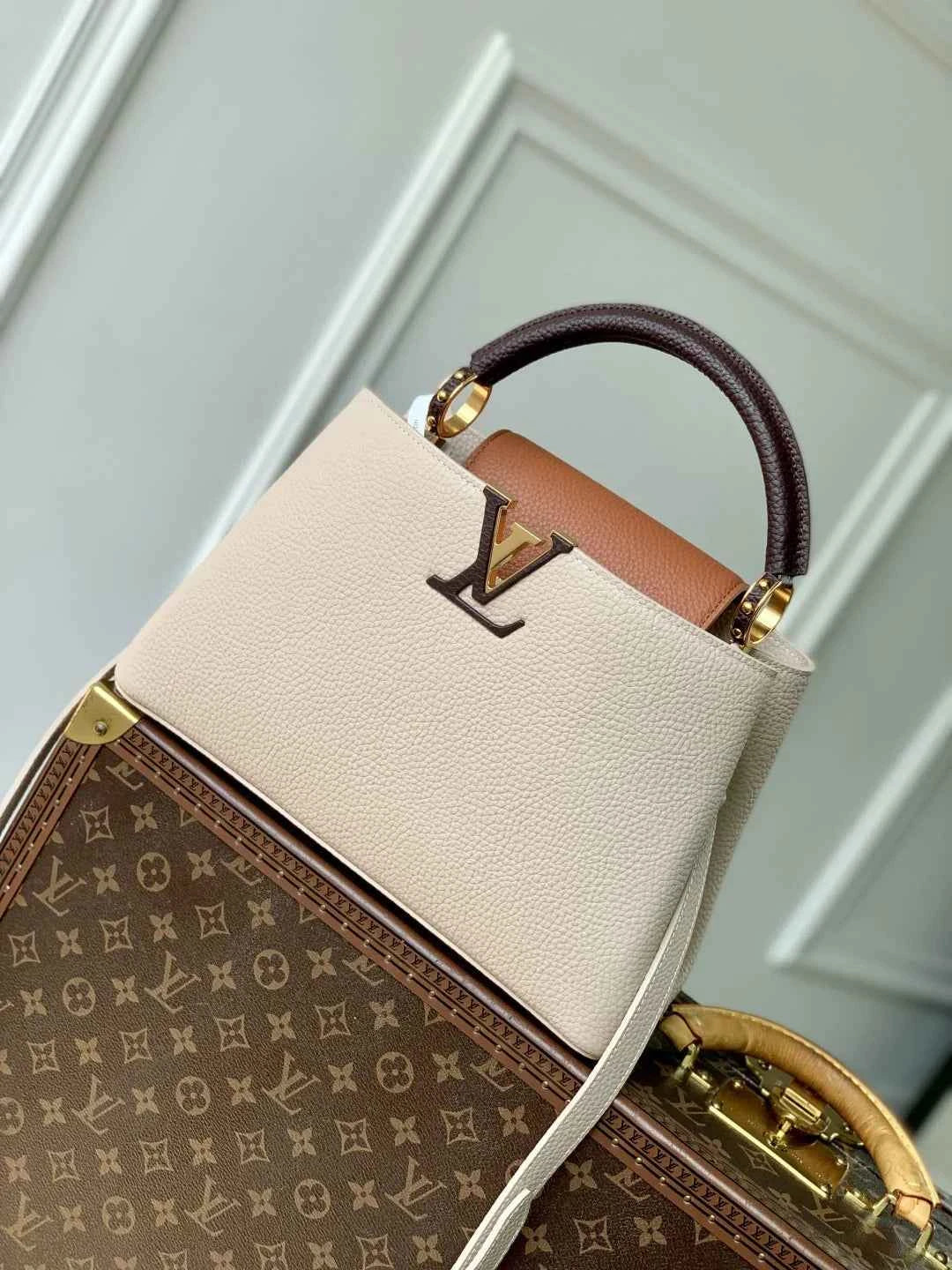 Louis Vuitton Capucines MM Bag, M12952 Taurillon leather