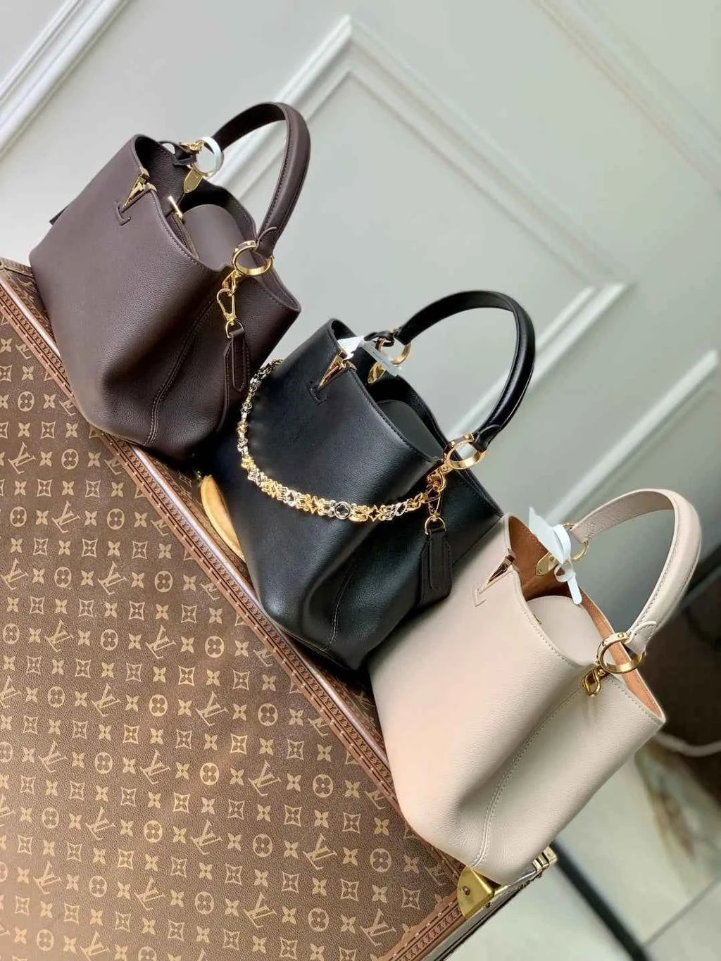 Louis Vuitton Capucines MM Souple Handbag