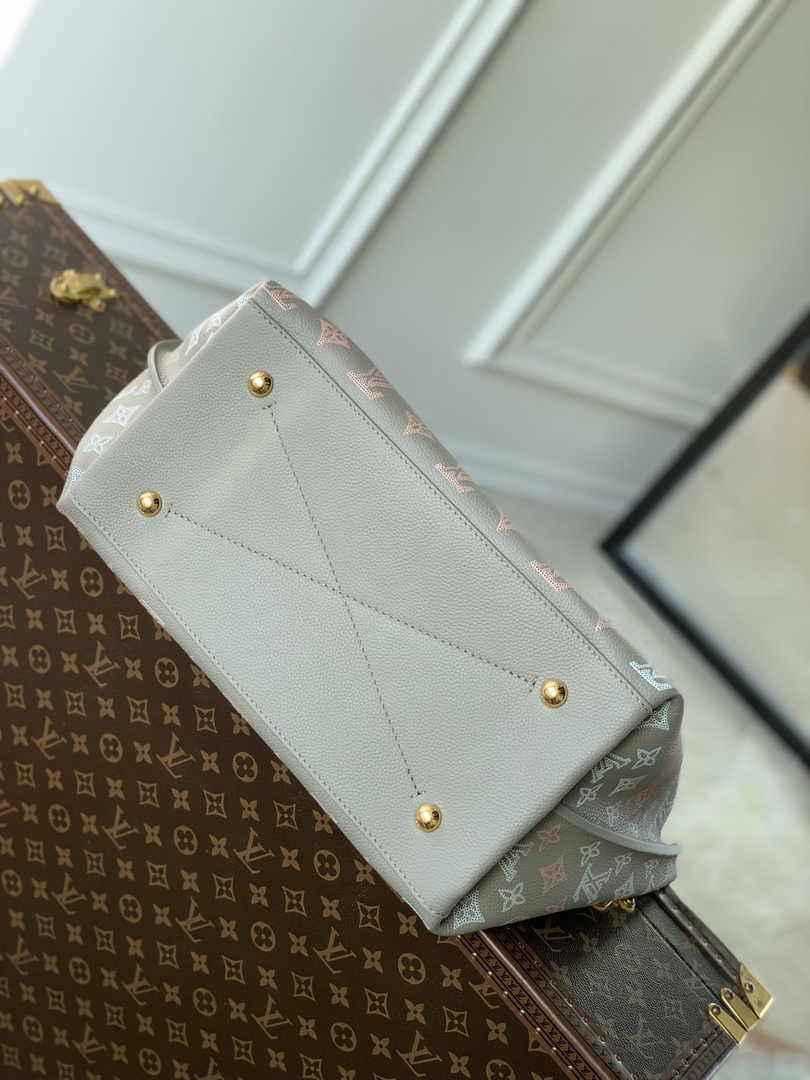 Louis Vuitton Carmel Mahina Leather M12093 - Default Title - View 4