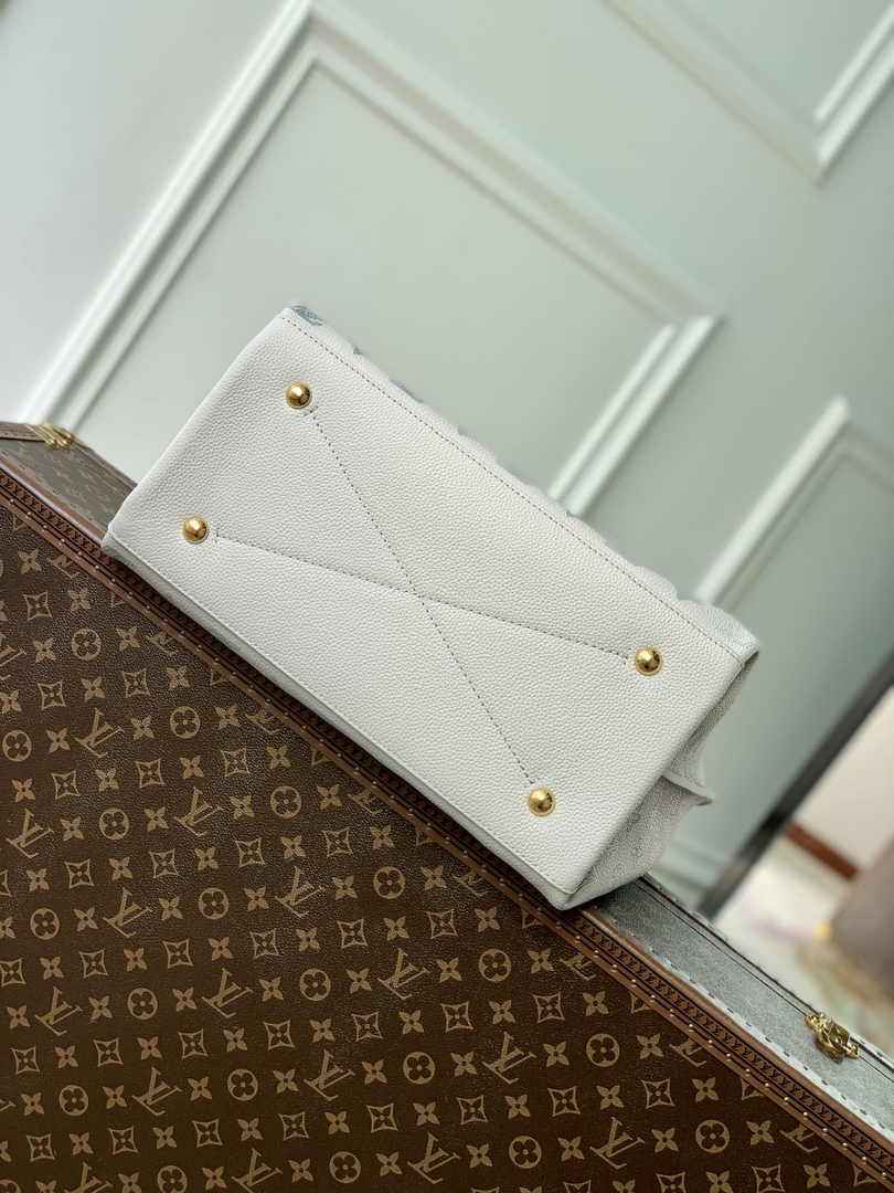 Louis Vuitton Carmel Mahina Leather M23396 - Default Title - View 4