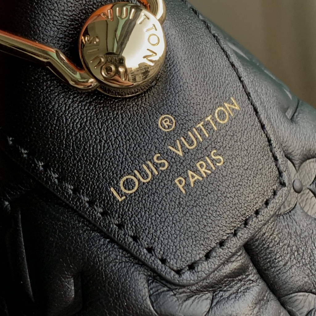Louis Vuitton Coussin Hobo MM Bag M12068