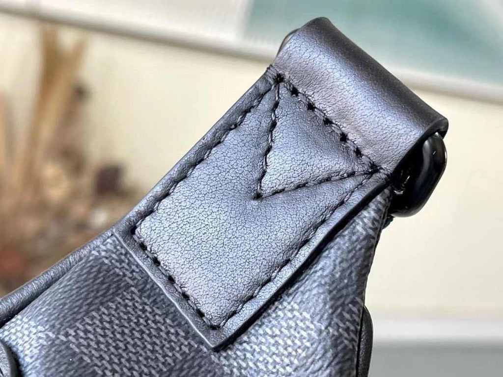 Louis Vuitton Discovery Bumbag N40187 Black