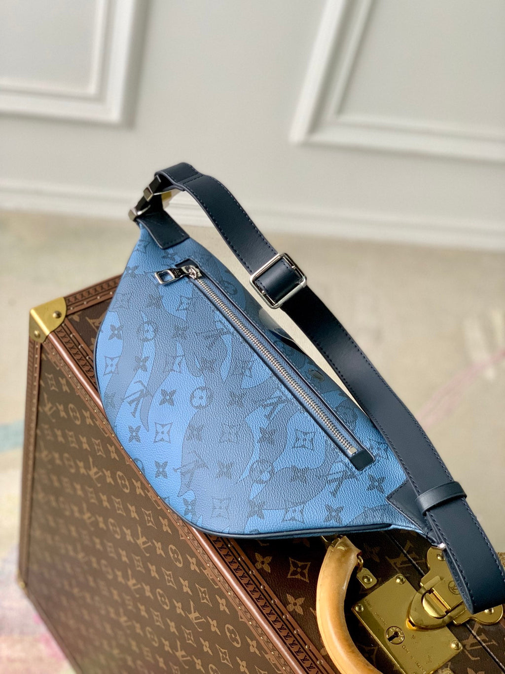 Louis Vuitton Discovery Bumbag M22576 Abyss Blue
