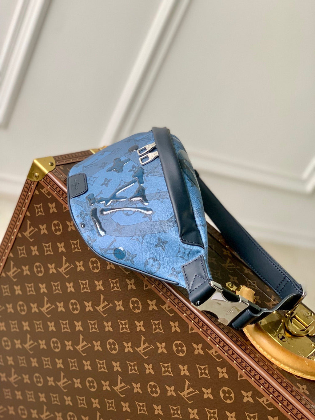 Louis Vuitton Discovery Bumbag M22576 Abyss Blue