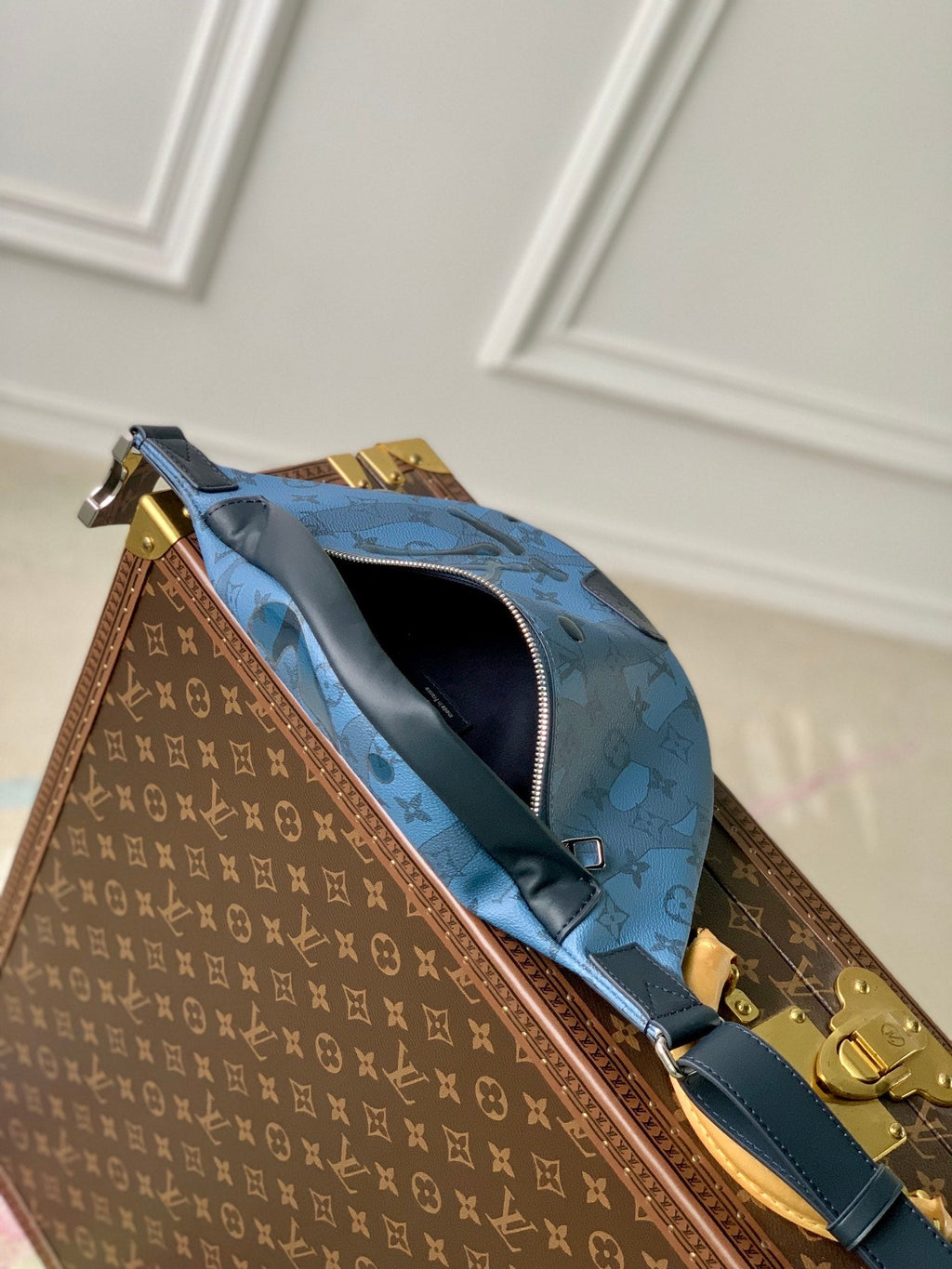 Louis Vuitton Discovery Bumbag M22576 Abyss Blue