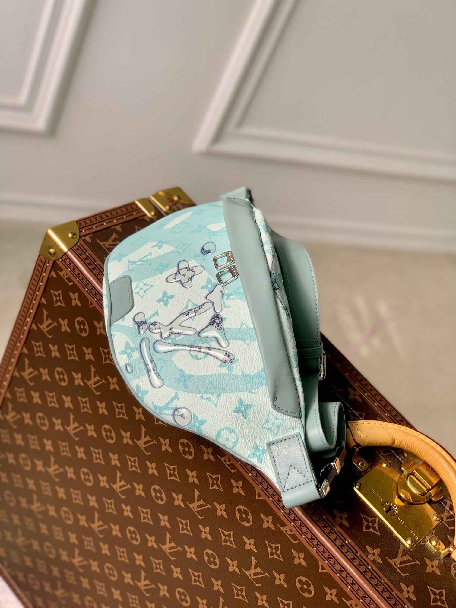 Louis Vuitton Discovery Bumbag M22576 Light Blue