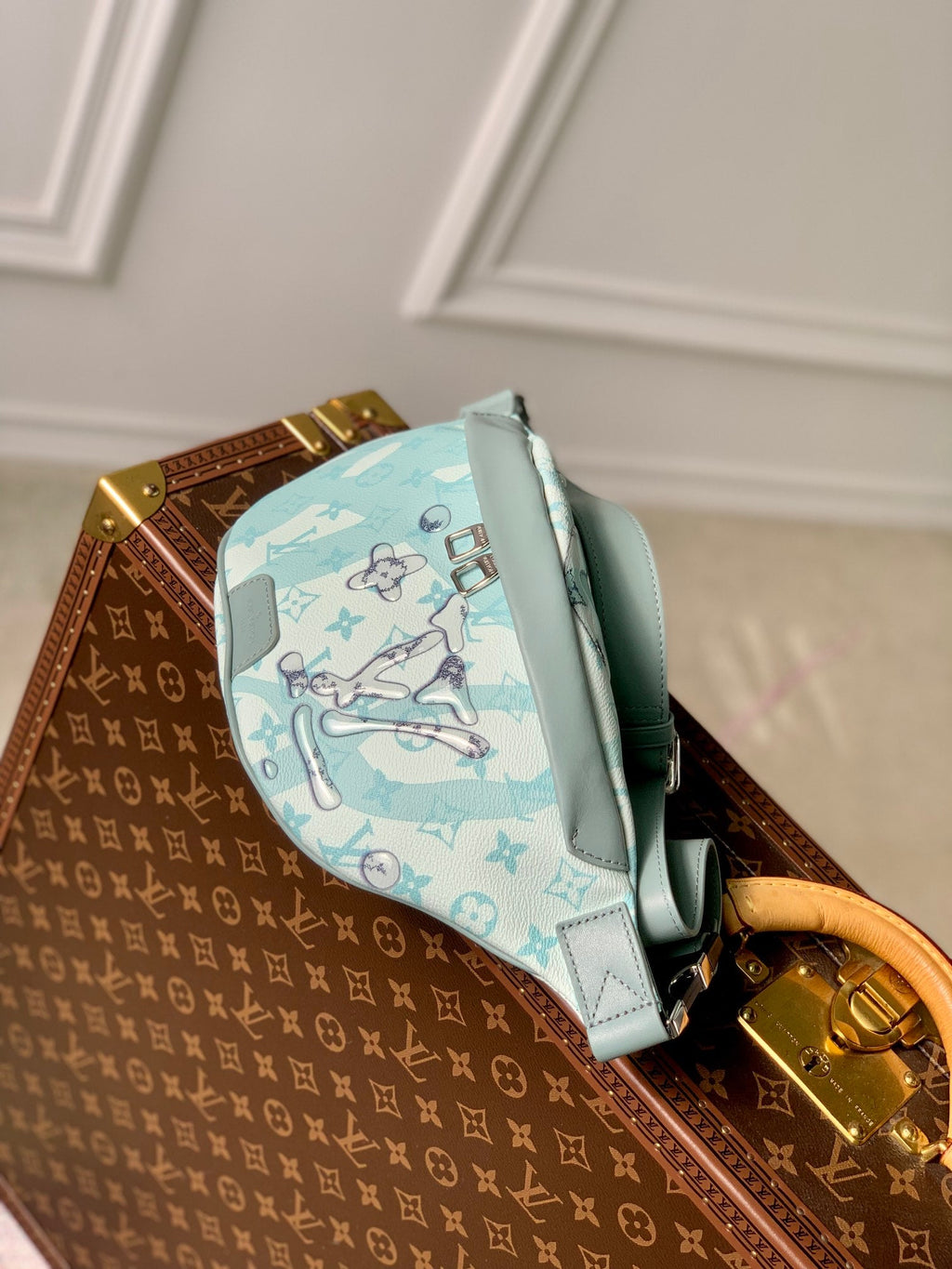 Louis Vuitton Discovery Bumbag M22576 Light Blue