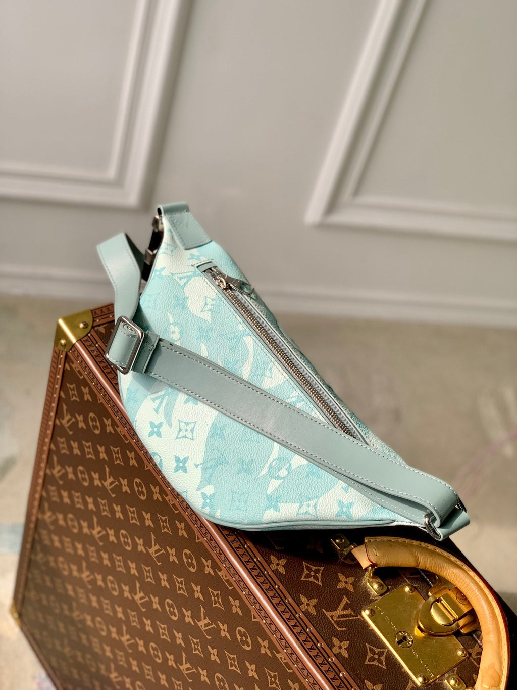 Louis Vuitton Discovery Bumbag M22576 Light Blue