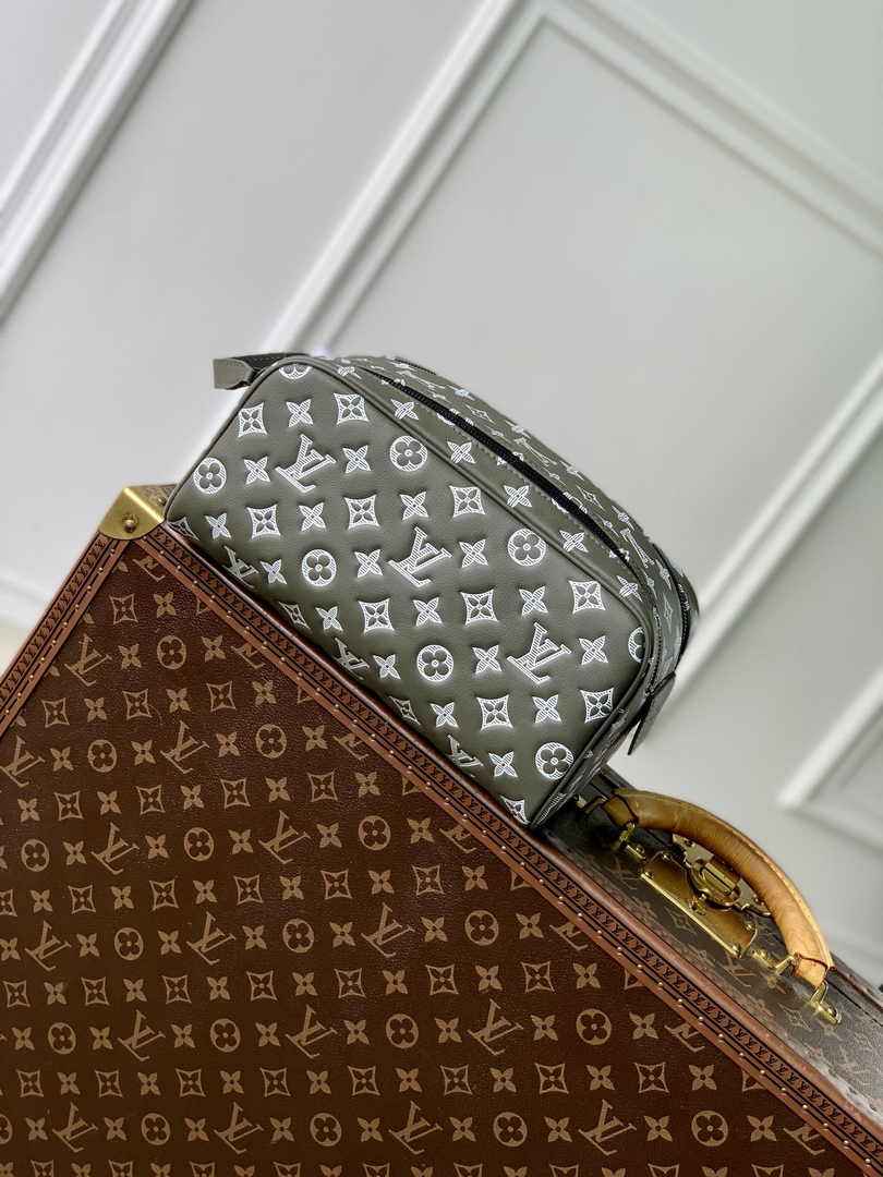 Louis Vuitton Dopp Kit M12651 - Default Title - View 1