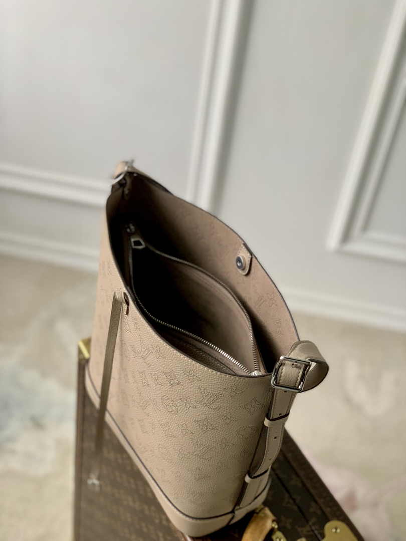 Louis Vuitton Flore Mahina Leather M12140 - Default Title - View 9