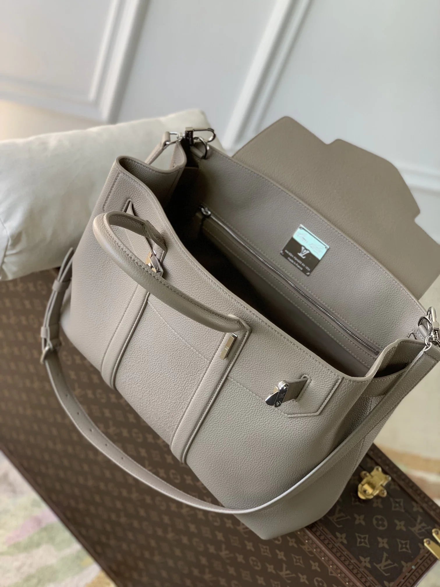 Louis Vuitton Georges Tote MM Bag M11664 Gray calfskin leather