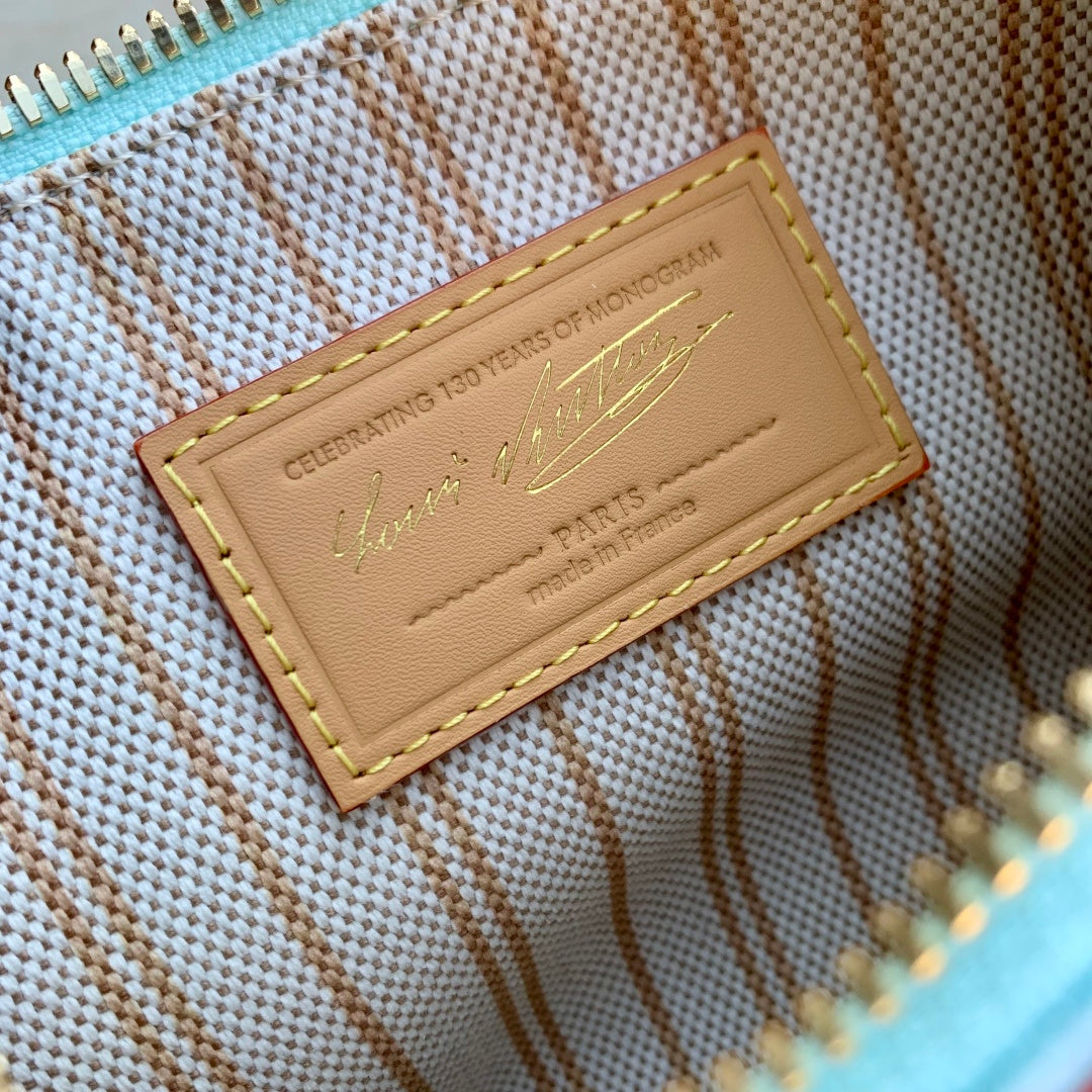 Louis Vuitton Hills Pochette Bag M28250