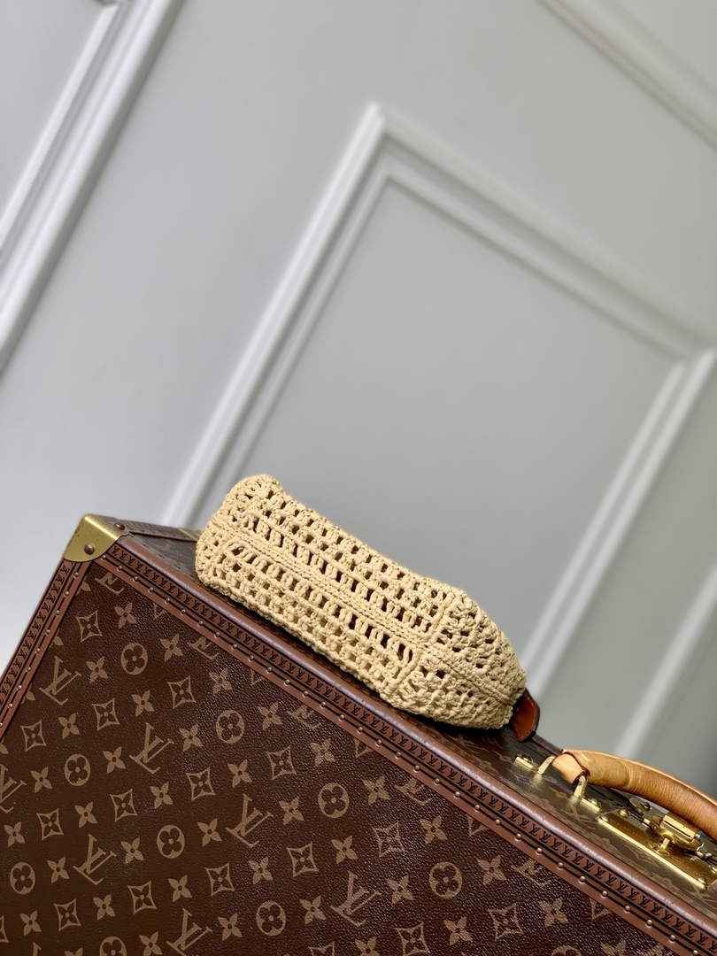 Louis Vuitton Hills Pochette Bag M14304
