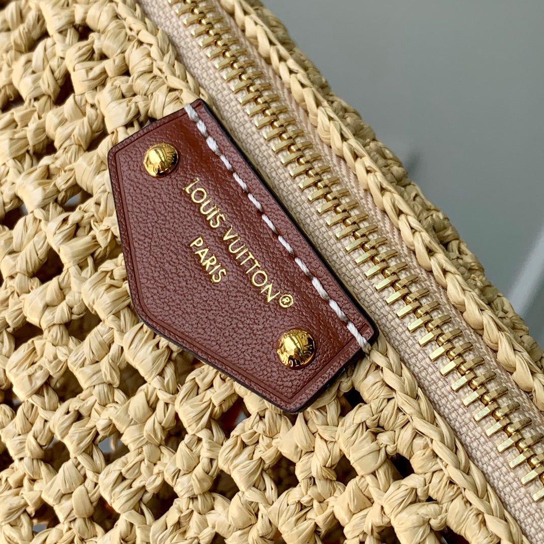 Louis Vuitton Hills Pochette Bag M14304