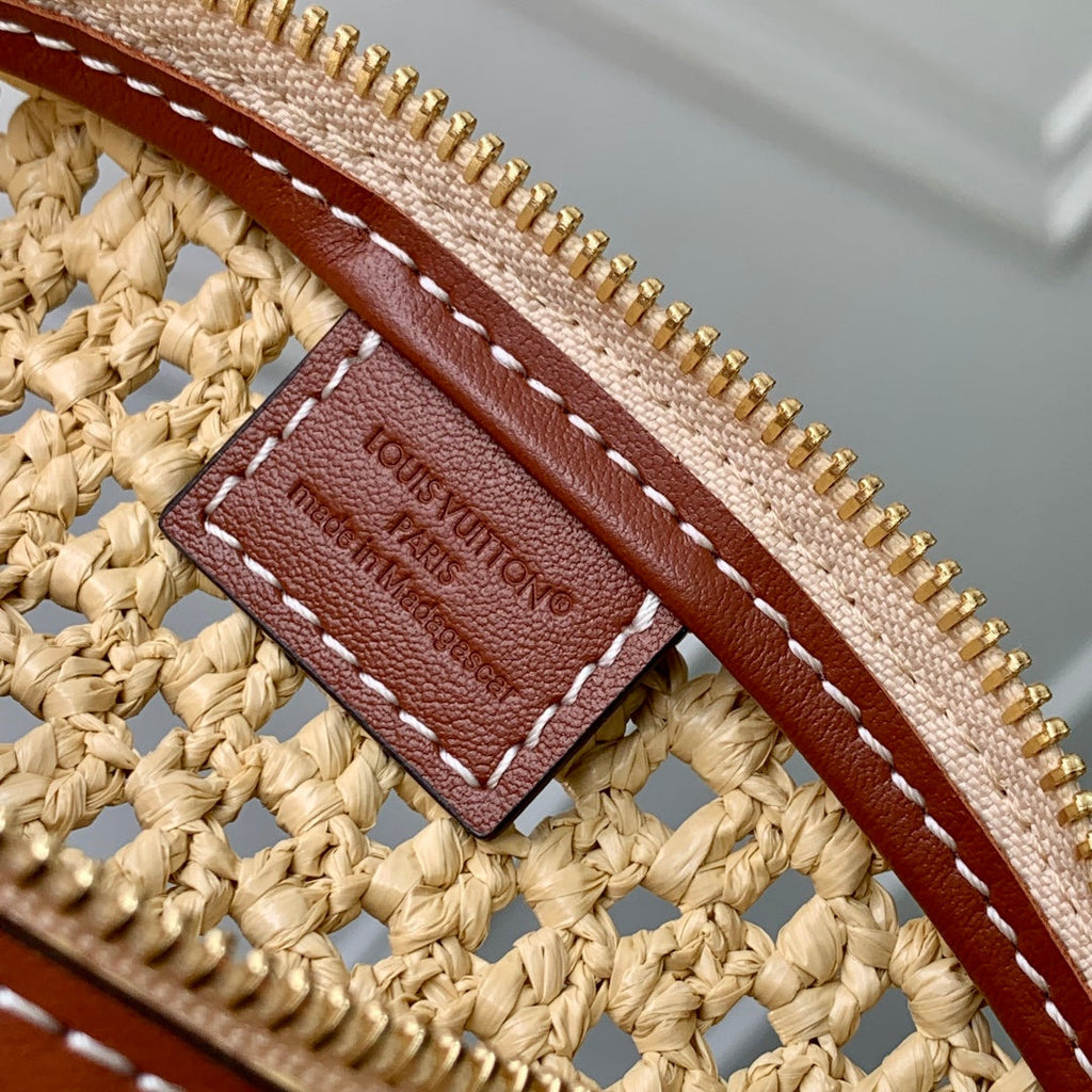 Louis Vuitton Hills Pochette Bag M14304